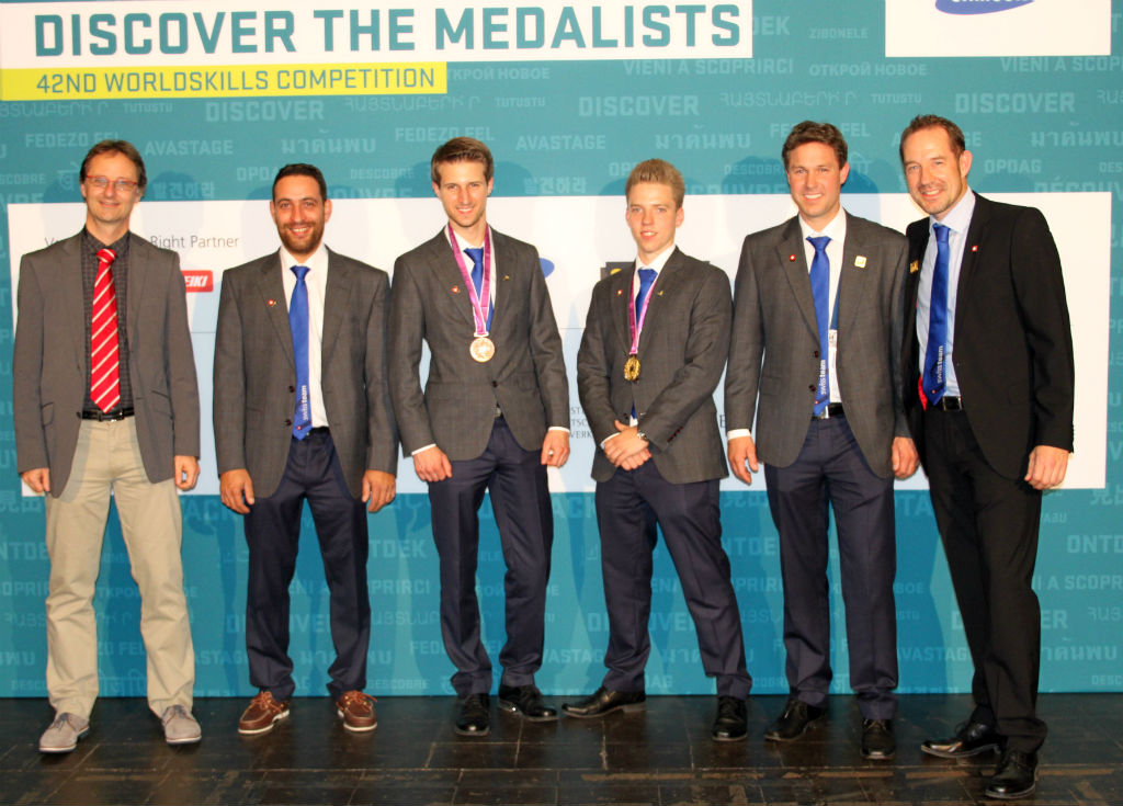 flückiger Autohaus - André Schmid (3. von links) gewinnt Bronzemedaille an Berufs-WM in Leipzig
